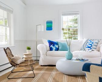Blue - Inn On The Beach - Newbury - Living room