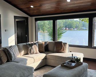 Luxury Lakefront 2br, 3ba – Hot Tub, Firepit, Lake Views & Private Access! - Waverly - Sala de estar