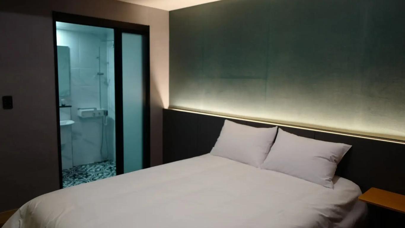 Renaissance Hotel - Hostel