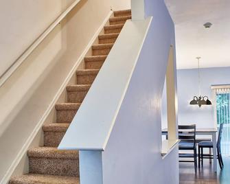 3 BD 1.5 Bathrooms, Large fenced yard, Indoor turf gym inside Secluded townhome - Elkton - Stairs