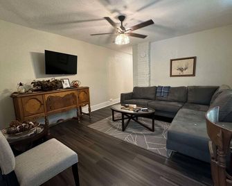 Unit 5 - Pinal Creek East - Gold Unit; 2-bedroom apartment with AC and WiFi - Globe - Living room
