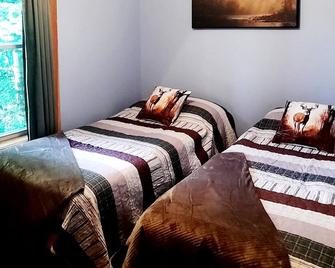 Escape to your cozy 2-bedroom camp near Oneida Lake. - Camden - Bedroom