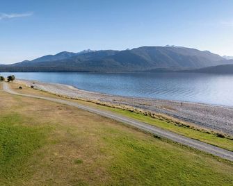 The Tranquil Edge - Te Anau Holiday Home - Te Anau - Beach