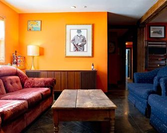 ☆The Unofficial B&B of Sir Winston Churchill☆ - Canning - Living room