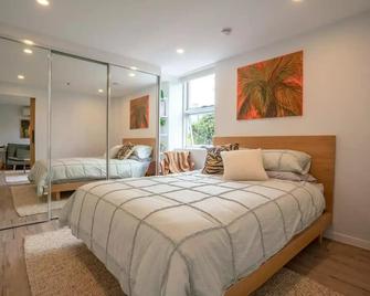 Groovy! ~ Central New Farm ~ Walk To Cbd - בריסביין - חדר שינה