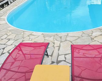 Sermie T4 à kourou avec piscine - Kourou - Svømmebasseng