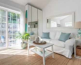 One Bedroom Fully Equipped Mahone Bay Luxury Cottage - Mahone Bay - Living room