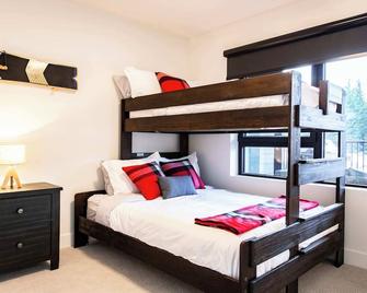 The Shred Shack - Stylish Revelstoke Condo - Revelstoke - Bedroom