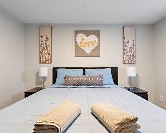 Cozy Private House W/Beautiful View of Lake Owasso! - Roseville - Bedroom
