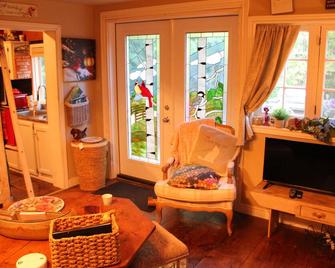 Gorgeous cozy cottage besides a bustling stream, surrounded by gorgeous greenery - Orangeville - Вітальня