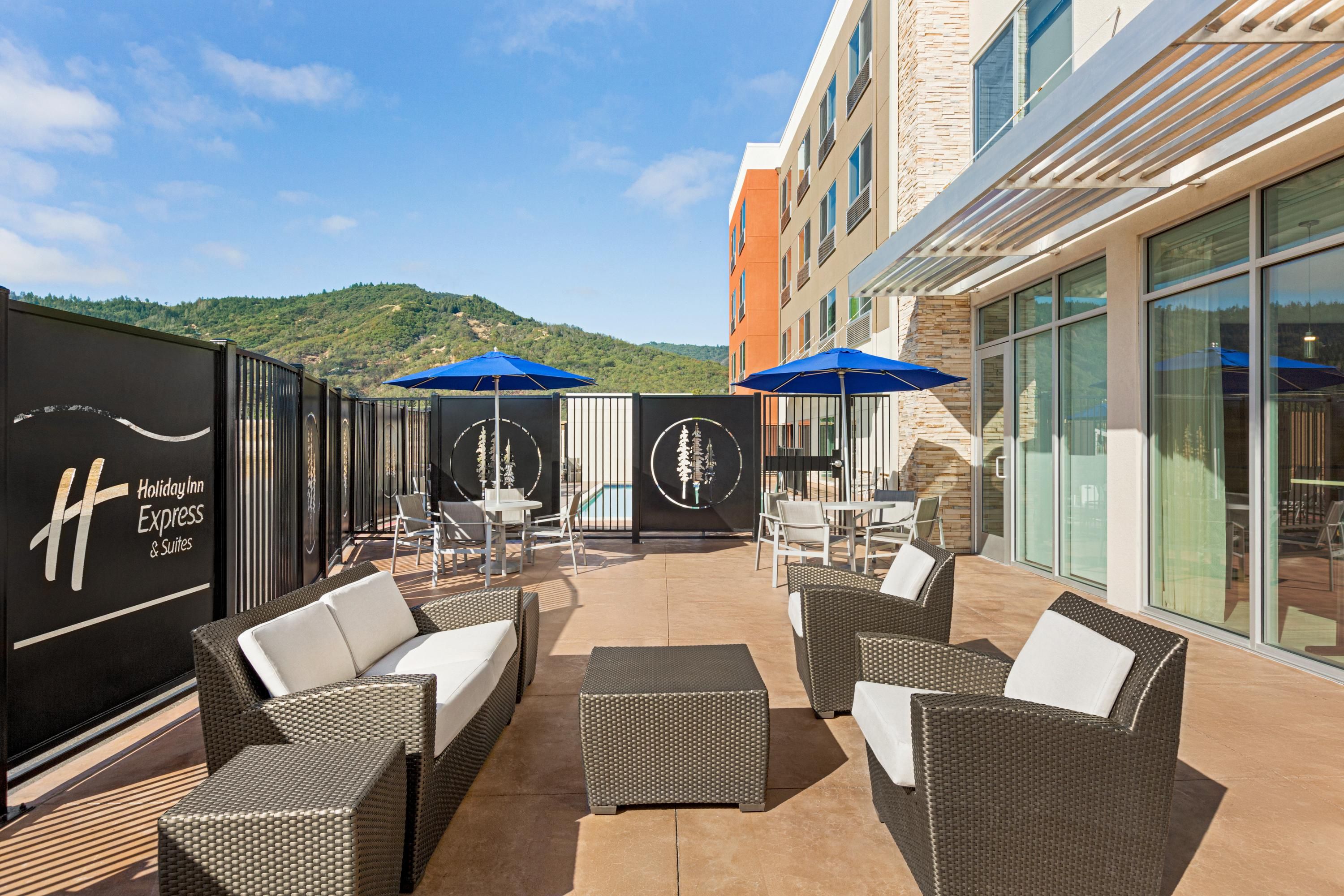 Holiday Inn Express & Suites Ukiah By IHG - Ukiah - Balcony