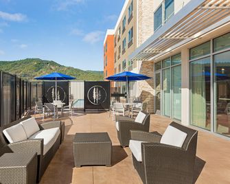 Holiday Inn Express & Suites Ukiah By IHG - Ukiah - Balcony