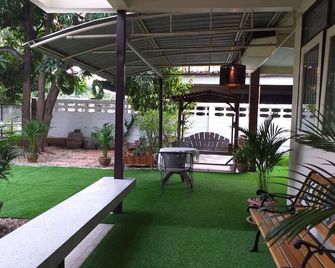 Naturbliss Resort Village - בנגקוק - פטיו