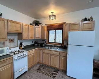 Ruby Creek Guesthouse Retreat-Pere Marquette River. - Branch - Kitchen