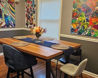 Charming Urban Retreat: 4 Bedroom, 2 Bath Townhouse in Baltimore City, Maryland - Baltimore - Comedor