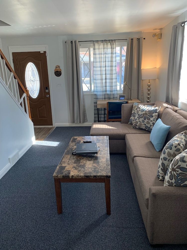 Royalty Homes - Family style, clean in a safe area. - بالتيمور - غرفة معيشة