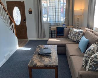 Royalty Homes - Family style, clean in a safe area. - بالتيمور - غرفة معيشة