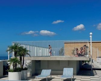 Studio 10 Bondi, roof top pool, walk to beach, air con, restaurants 2 mins - Bondi - Balcón
