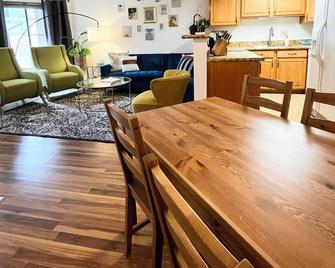 Quaint 2 Bedroom Condo 15min to Red Rocks Amphitheater - Lakewood - Dining room