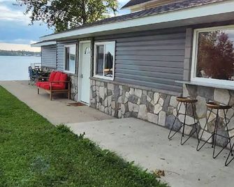 Stay for a while & live the lake front life-style! - Barrhead - Patio