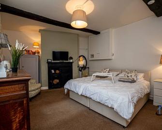 The Old Plough, mix of 1 bed and 3 bed units, rustic charm, super king bed or twins, en-suite, secure parking - Corby - Bedroom