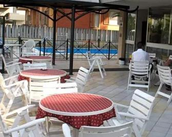 Hotel Mutacita - Rimini - Patio