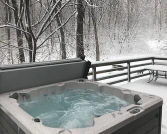 Large hot tub on large deck, close to golf courses, state parks, and wineries! - Somerset
