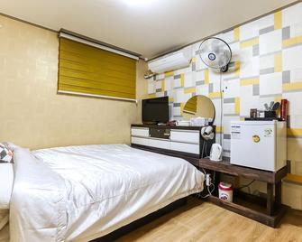 Gangneung Solbit Motel - Gangneung - Bedroom