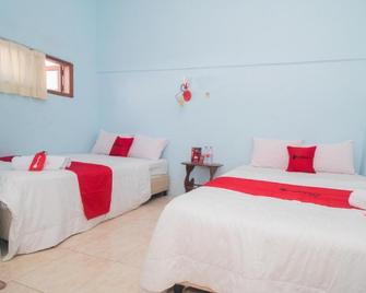 RedDoorz near Pantai Boom - Banyuwangi