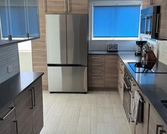 Modern 3 bedroom pool house with above ground hot tub, big backyard - Long Beach - Køkken