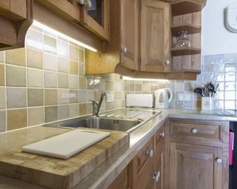 Spacious 3 bedroom country cottage, indoor pool & sauna, conservatory - Tiverton - Kitchen