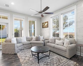 Happy Ours 125 Fi - Port Aransas - Living room