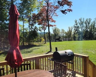 Scenic mountain getaway with a firepit and amazing views of mountains and horses - Stanardsville - Patio