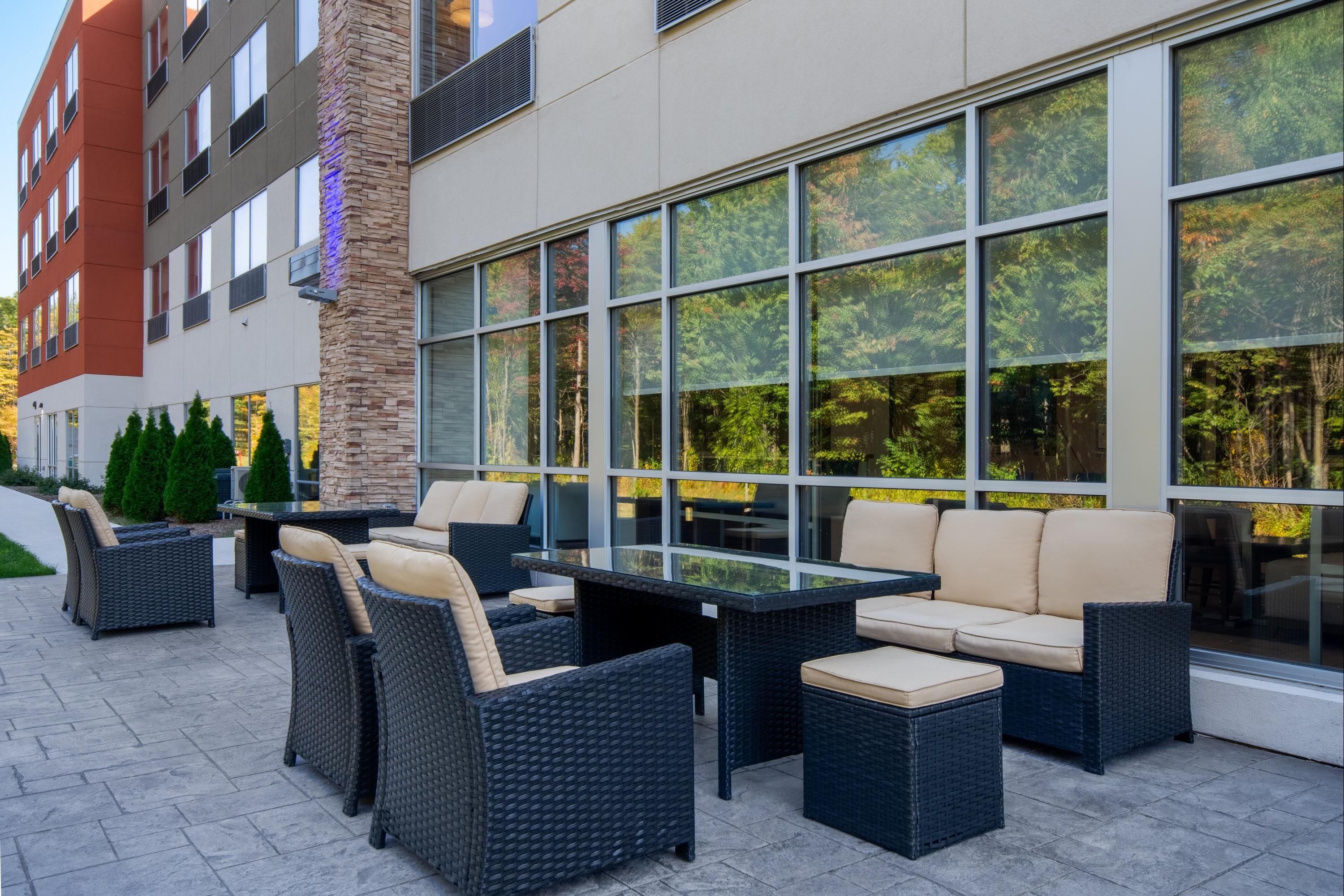 Holiday Inn Express & Suites Muskegon - Grand Haven By IHG - Muskegon - Binnenhof