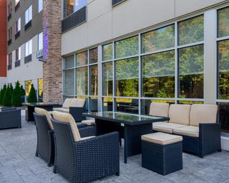 Holiday Inn Express & Suites Muskegon - Grand Haven By IHG - Muskegon - Binnenhof