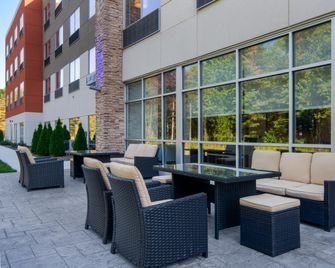 Holiday Inn Express & Suites Muskegon - Grand Haven By IHG - Muskegon - Binnenhof