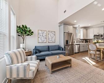Cypress HouseCozy, Chic, and yours to book now! - Lafayette - Living room