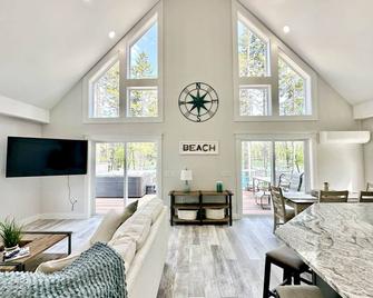 Waterfront Home On Private Island With Hot Tub - Winter Harbor - Living room
