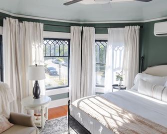 Amazing Victorian 4BR w/Hot Tub 5 Min to Downtown - Bellingham - Bedroom