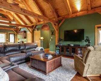Pond's Edge Lodge- Unforgettable Wellsboro Retreat - Wellsboro - Wohnzimmer