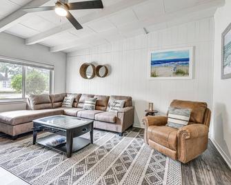 Fort Walton Beach Townhome Less Than 1 Mi to Downtown! - Fort Walton Beach - Sala de estar