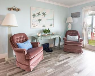 Unobstructed Gulf view for 6-8 & on-site golf cart rental! Direct path to beach. - Laguna Beach - Sala de estar