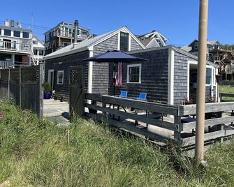 Magical Beachfront Cottage - Provincetown - Building