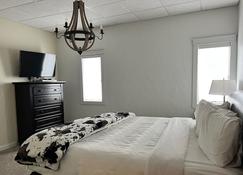 3 Bedroom with Jacuzzi and daily breakfast! - Watford City - Bedroom