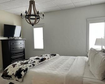 3 Bedroom with Jacuzzi and daily breakfast! - Watford City - Bedroom