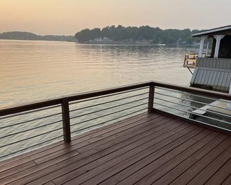 Centrally Located in Heart of Sister Lakes, Michigan - Dowagiac - Balcony
