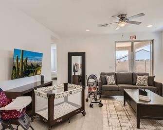 New - 5br Home 20 Min From Phoenix - At - Avondale - Pokój dzienny