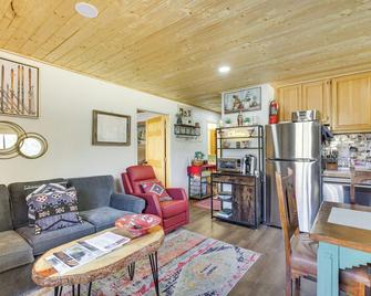 Ski-In Red River Retreat Balcony, Mountain Views! - Red River - Living room