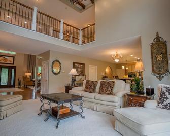 Thanksgiving Dates Open for the First Time in Years! - Carbondale - Living room