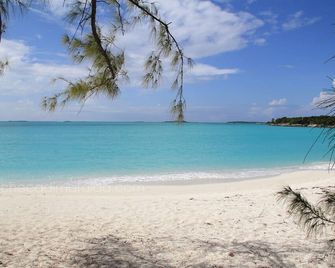 Exuma Home Rentals: Beach Is Short Drive Away By Using One Of Our Rentals! - Georgetown - Playa